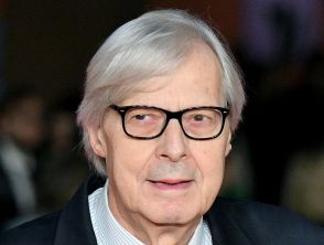 Vittorio Sgarbi stabile e vigile ma resta ricoverato in terapia intensiva al Gemelli: proseguono le terapie