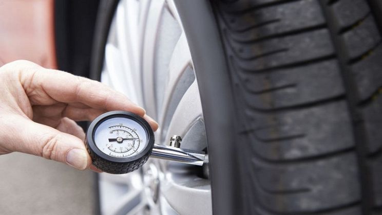 Controllo pressione pneumatici auto e moto: come e quando farlo