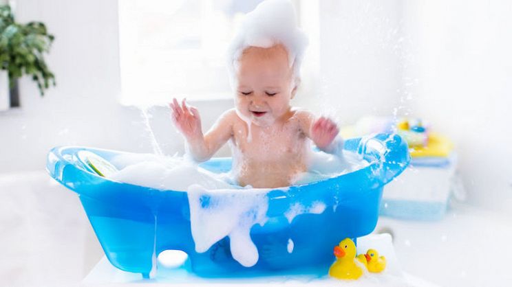 Come scegliere vaschetta e giochi per i bagno in base all'età?