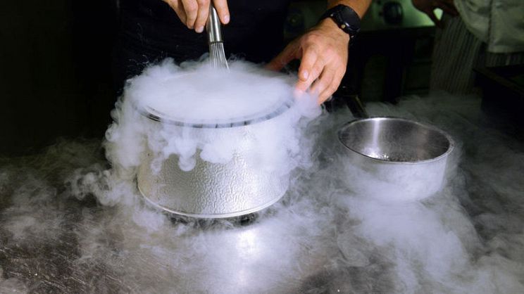 Gelato all'azoto liquido: i pro e i contro del gelato istantaneo