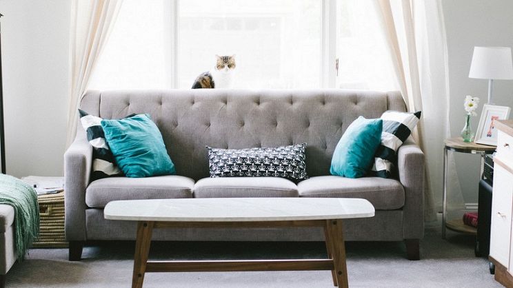 Come decorare il divano con i cuscini: I consigli per dare un nuovo stile  al salotto