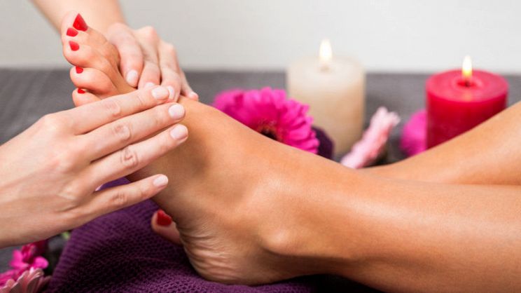 A cosa fa bene il massaggio ai piedi? Come farlo al meglio per