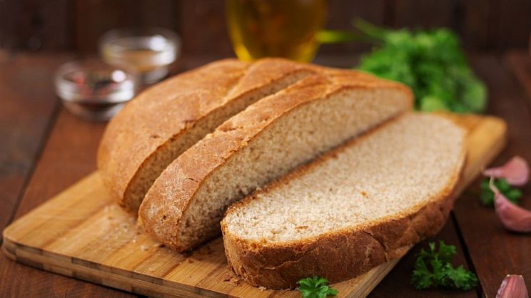 Pane sulla piastra su sfondo bianco pane fresco