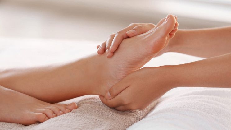 Massaggio ai piedi: benefici e come farlo nei punti giusti - Style