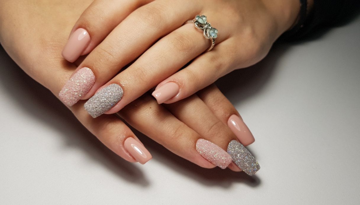 Manicure sulle unghie lunghe con glitter argento