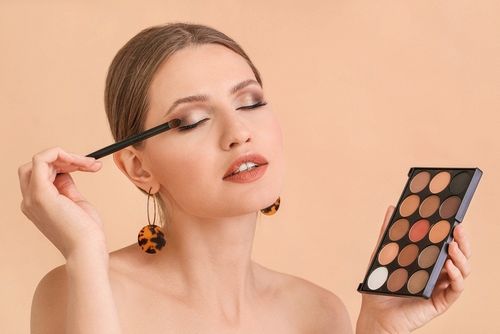 Gli strumenti indispensabili per iniziare a truccarsi - Makeupidee