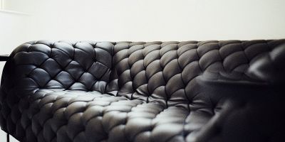 Come pulire un divano in pelle: tutti i rimedi più efficaci