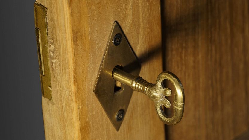 Come installare una serratura esterna per porte in legno