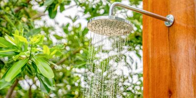 come funziona una doccia solare da giardino