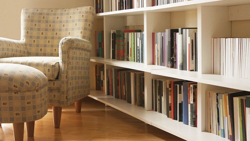 Libreria girevole: un'idea dinamica per dividere la stanza