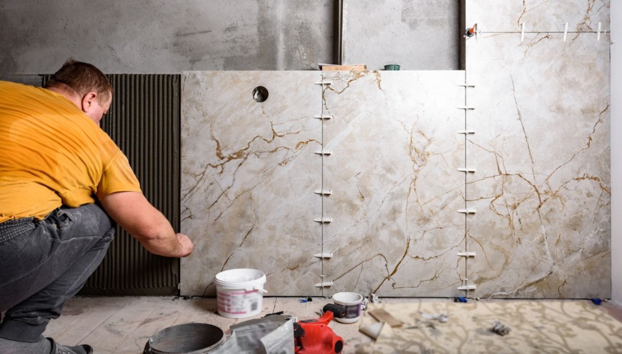 creazione della parete in marmo per il bagno
