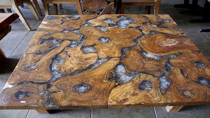 Tavolo in legno e resina: natura e design si incontrano