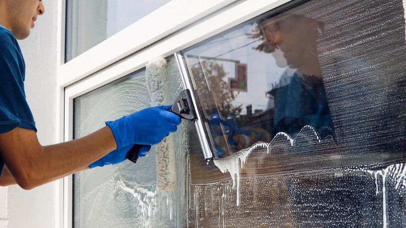 Lavaggio vetri e finestre: consigli per uno splendore senza aloni