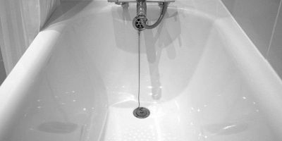 Vasca da bagno rovinata: le soluzioni per rimetterla a nuovo