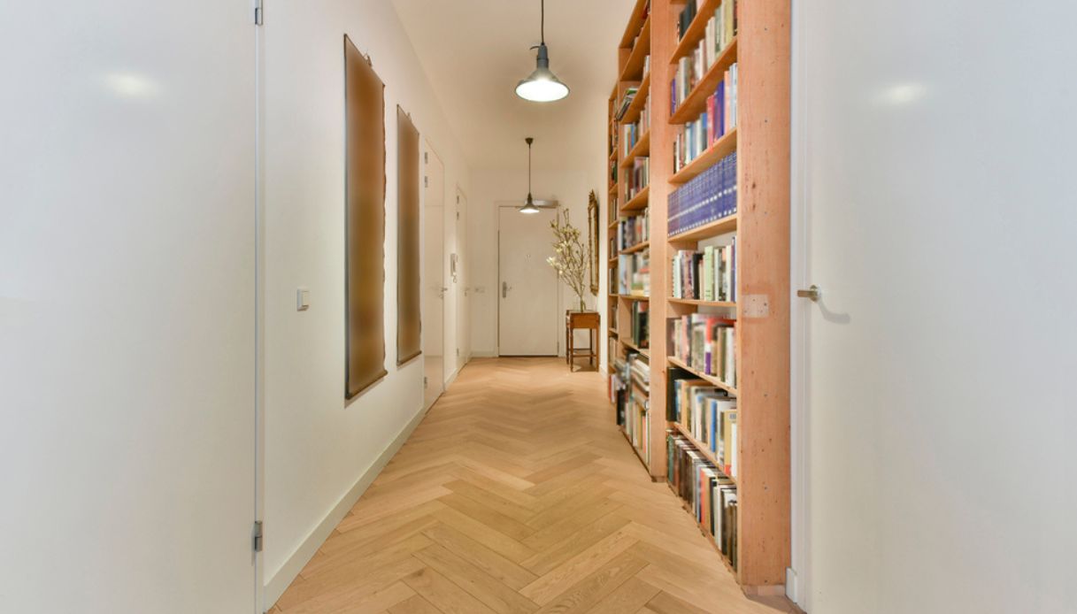 libreria in un corridoio lungo e stretto
