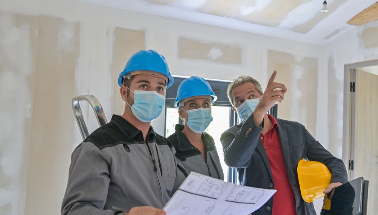persone che lavorano in cantiere