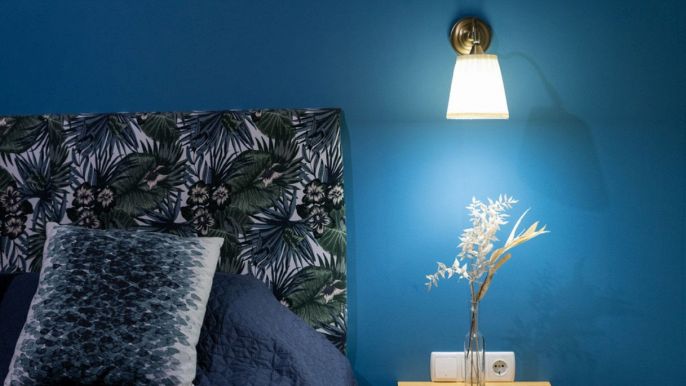 idee applique camera da letto con parele colorata