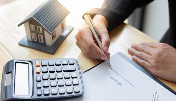Amministratore di condominio che firma un documento condominiale