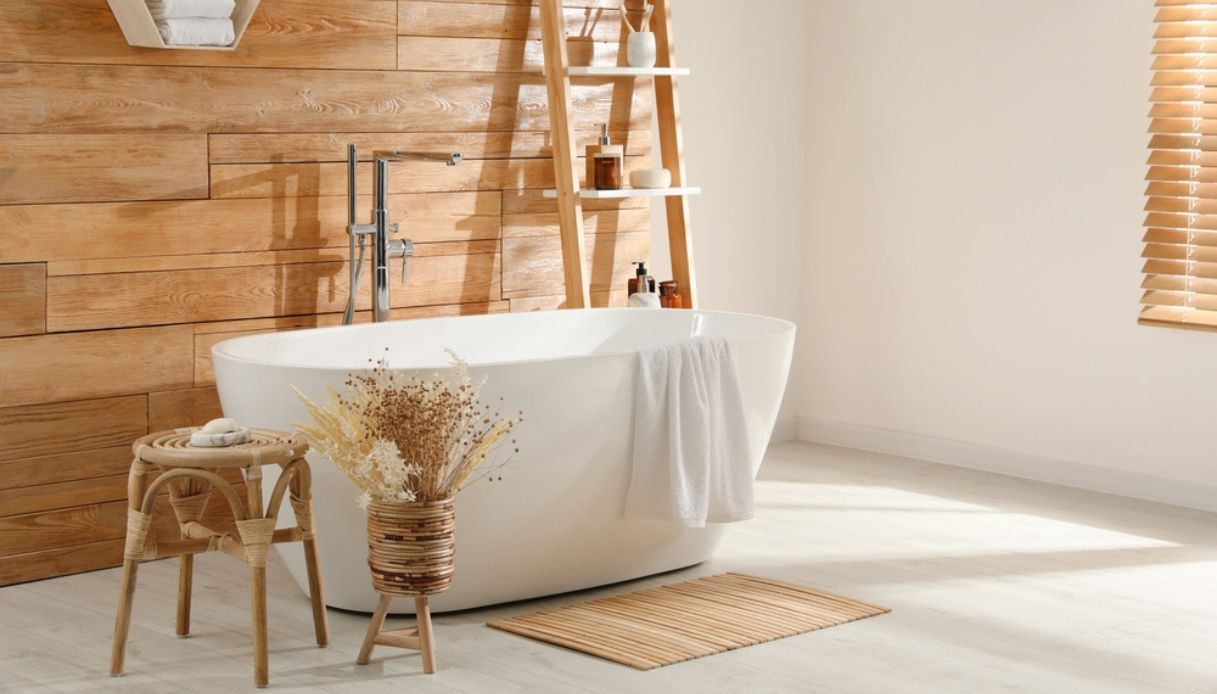 Idee per creare un bagno bianco e legno