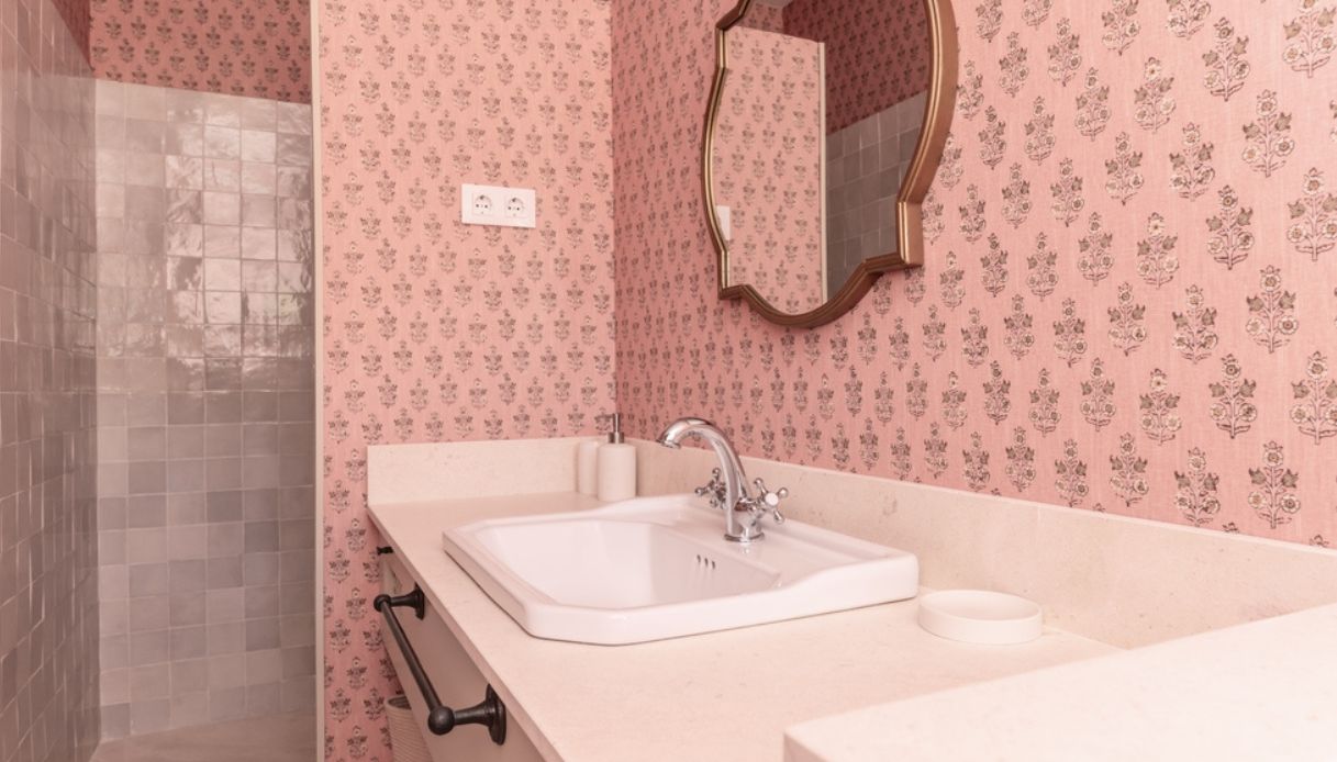 Bagno con piastrelle rosa