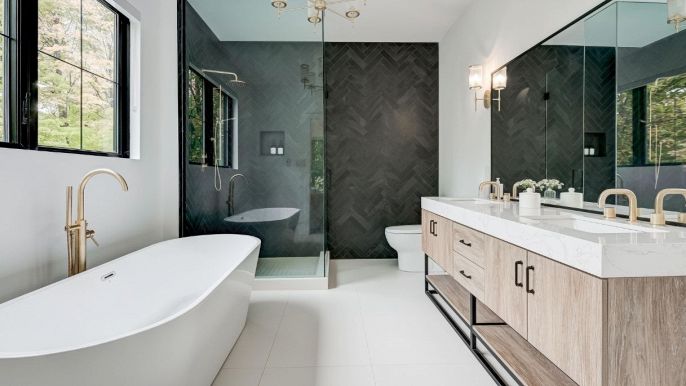 Bagno con piastrelle