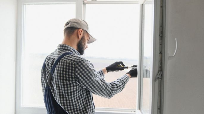 professionista installa una finestra in pvc