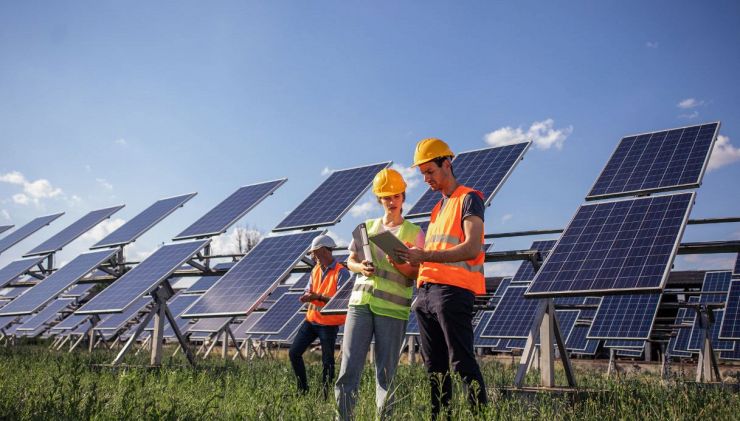 due tecnici che installano un impianto fotovoltaico per un'impresa