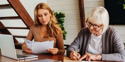 due donne calcolano l'imu per il 2025 con tutte le loro novità