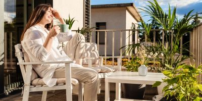 una persona si gode il sole della primavera dopo aver fatto lavori in casa risparmiando grazie ai bonus casa