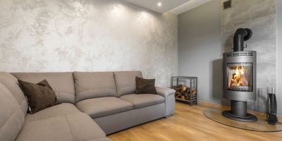 soggiorno con pareti in stucco veneziano di colore grigio