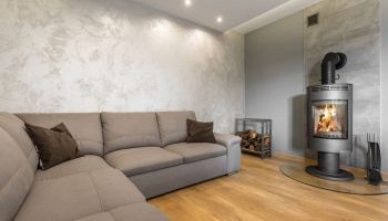 soggiorno con pareti in stucco veneziano di colore grigio