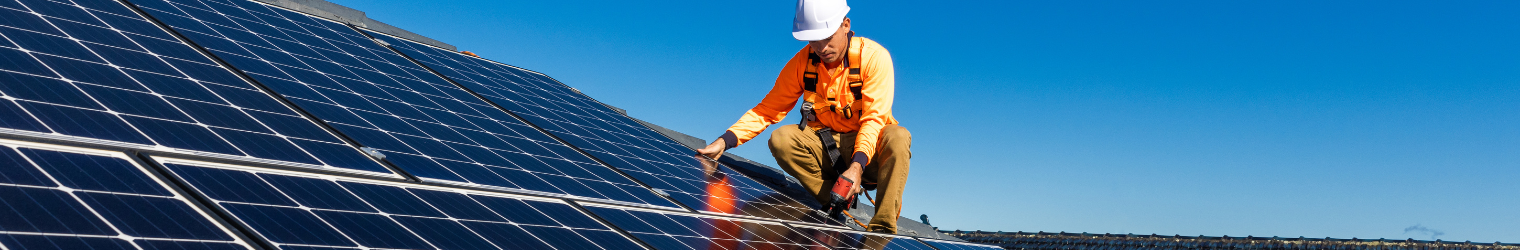 tecnico specializzato che installa un impianto fotovoltaico per un'impresa