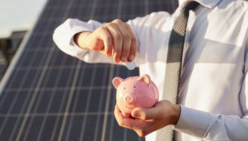 Quali sono gli incentivi per il fotovoltaico, una persona guadagna grazie al Ritiro Dedicato nel 2025