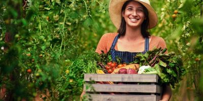 una donna felice ha creato il suo orto primaverile