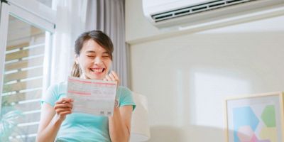 donna felice perchè ha ricevuto il bonus bollette da 200 euro in partenza dal 1 aprile 2025