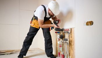 un professionista si occupa di costruire la centrale termica della casa