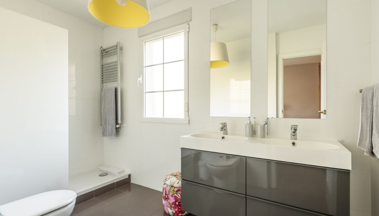 Arredamento in gres porcellanato per il bagno