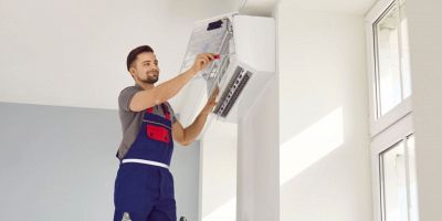 tecnico che ripara il condizionatore