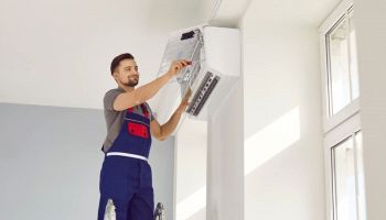 tecnico che ripara il condizionatore