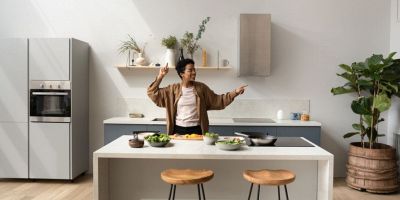 persona balla in cucina e scopre i colori di tendenza per l'estate 2025