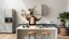 persona balla in cucina e scopre i colori di tendenza per l'estate 2025