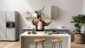 persona balla in cucina e scopre i colori di tendenza per l'estate 2025