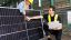 esperti controllano pannello fotovoltaico rovinato dalla sabbia