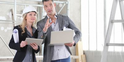 due persone discutono a proposito degli interventi da eseguire durante una ristrutturazione della casa