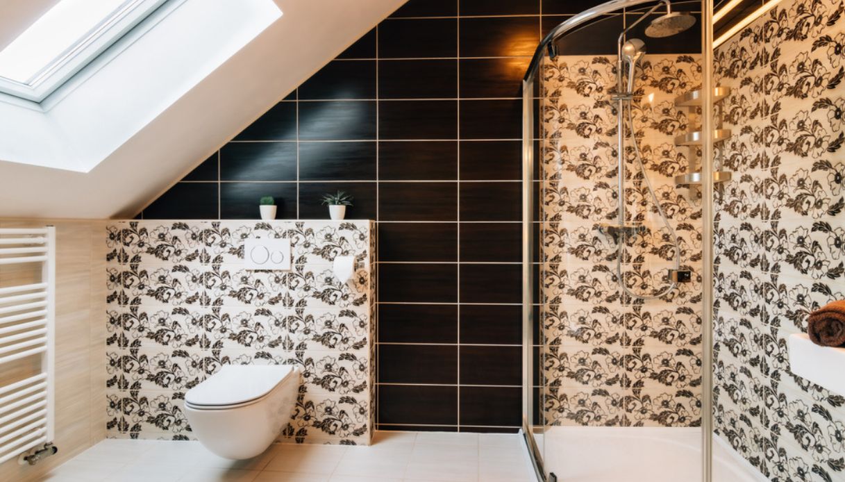 bagno in mansarda con doccia