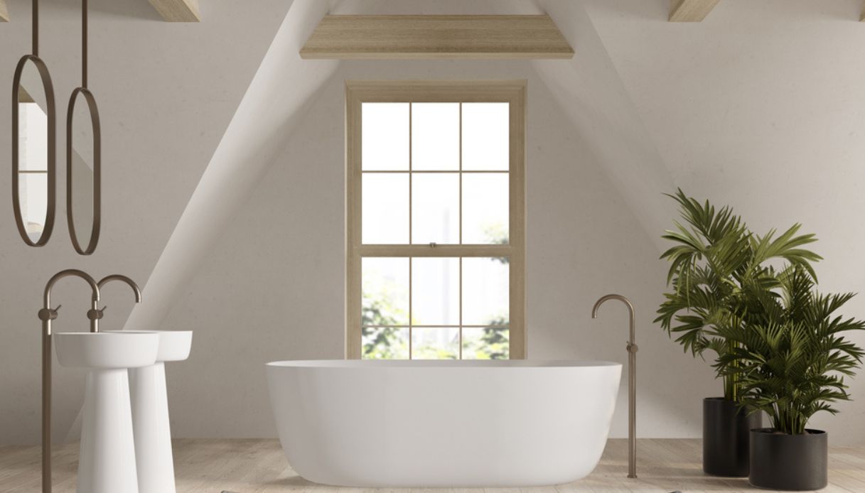 bagno mansardato di colore bianco con vasca