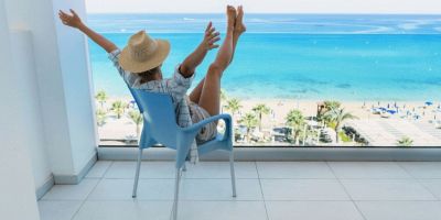 persona nella casa al mare