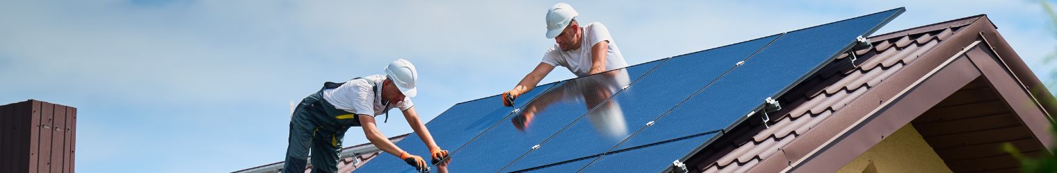 due tecnici installano il fotovoltaico grazie all'utente che ha scelto l'offerta Eni Plenitude