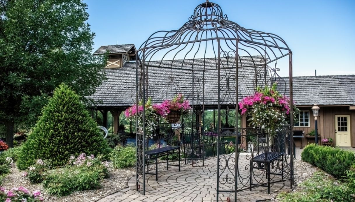 Gazebo in ferro battuto con piante decorative