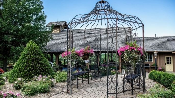 Gazebo in ferro battuto con piante decorative